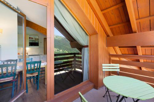 une chambre avec un balcon avec une table et des chaises dans l'établissement A2 508 Appart au pied des pistes, à Saint-François-Longchamp