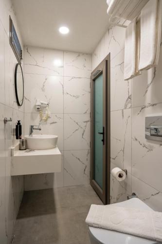 Koupelna v ubytování Daphnis Hotel