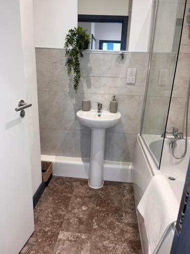 Ένα μπάνιο στο High Point 2 Bed Apartment