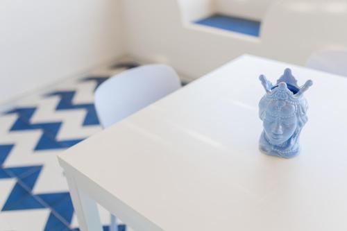 a mask sitting on top of a white table at Archi Suite Canneto in Canneto