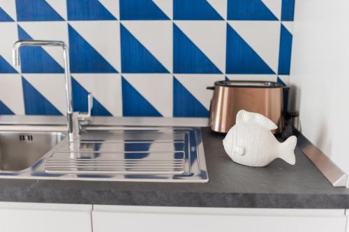 a kitchen counter with a sink and a fish toy at Archi Suite Canneto in Canneto
