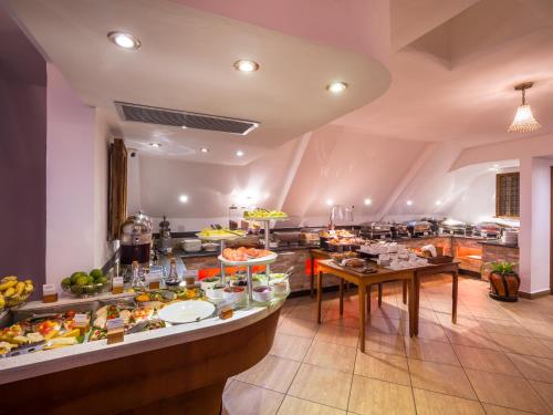 una grande cucina con una linea di cibo a buffet di Turaco Spice Tree, a Tribute Portfolio Hotel a Zanzibar City