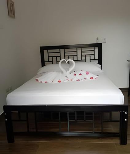 a bed with a heart decoration on top of it at Apart hotel Costa Verde #3 Exclusivo y Seguro in Santa Bárbara de Samaná