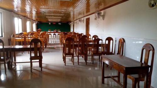 una sala con mesas y sillas en un aula en Sokcheav Guesthouse en Sen Monorom