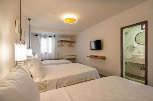 Postel nebo postele na pokoji v ubytování Daphnis Hotel