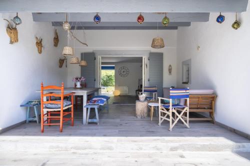 une salle à manger avec des chaises colorées et une table dans l'établissement Villa Baliba, à Hyères