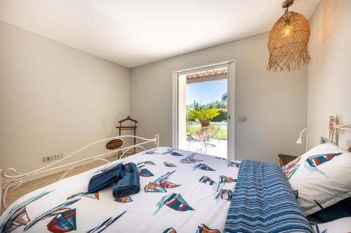 une chambre avec un lit et une fenêtre dans l'établissement 06AK1 - Villa 4 bedrooms swimming pool and sauna, à Villeneuve-Loubet