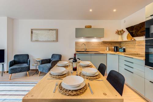 une cuisine avec une table et des chaises en bois dans l'établissement Apartment Cristal des Glaces, Mont Blanc View, Alpes Travel, sleeps 6, à Chamonix-Mont-Blanc