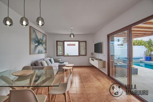 VILLA MAURUURU - 10 minutes walking to Marina Rubicón, heated pool, BBQ & office space with desk and high speed internet