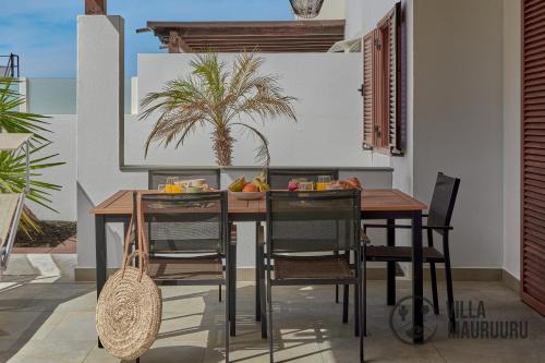 VILLA MAURUURU - 10 minutes walking to Marina Rubicón, heated pool, BBQ & office space with desk and high speed internet