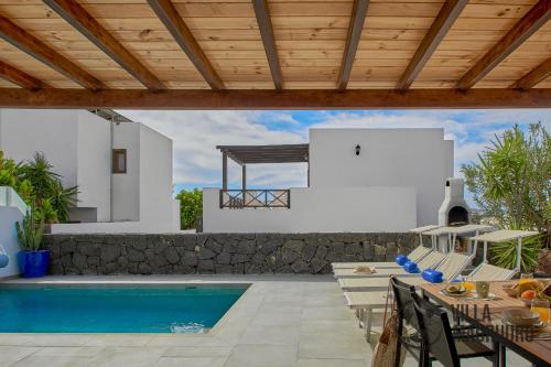 VILLA MAURUURU - 10 minutes walking to Marina Rubicón, heated pool, BBQ & office space with desk and high speed internet