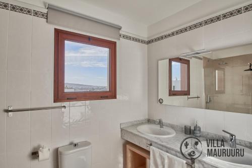 VILLA MAURUURU - 10 minutes walking to Marina Rubicón, heated pool, BBQ & office space with desk and high speed internet