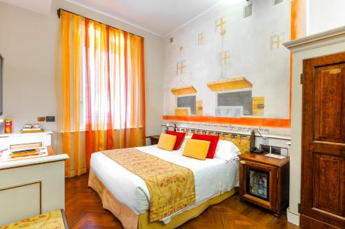 a hotel room with a bed and a fireplace at Art Hotel Commercianti in Bologna