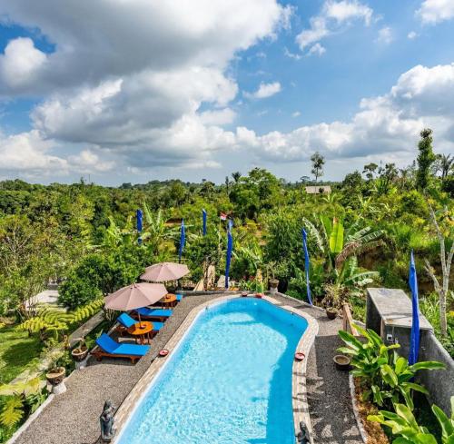 une image d'une piscine dans un complexe hôtelier dans l'établissement Sandan Agro Resort, à Kintamani