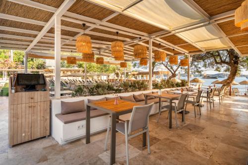 TV a/nebo společenská místnost v ubytování Daphnis Hotel