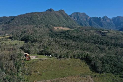 an aerial view of a mountain with a house on a hill at Chalé aconchegante com hidro no pé da serra in Orleans