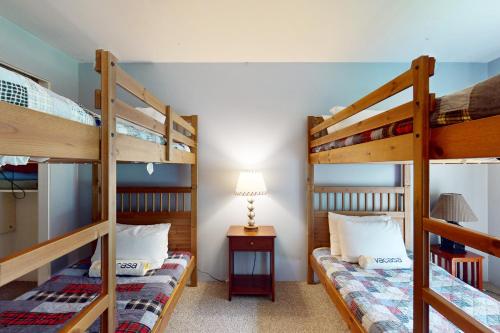 1 dormitorio con 2 literas y lámpara en Adventure Basecamp, en Stowe