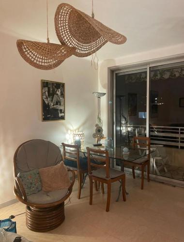 un salon avec une table et des chaises dans l'établissement T2 Vue Mer, à Cannes