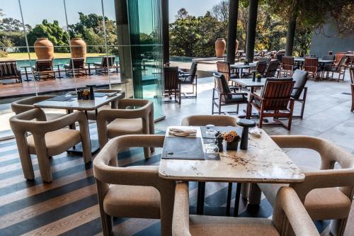 Restaurant ou autre lieu de restauration dans l'établissement Saxon Hotel, Villas & Spa