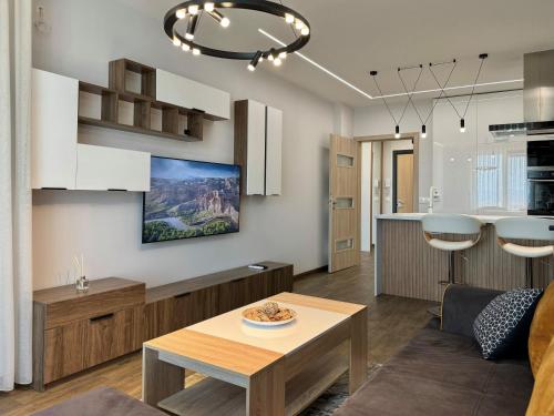 un salon avec un canapé et une table dans l'établissement Stylish 1Bed Apartment for 4 guests in Sofia, à Sofia