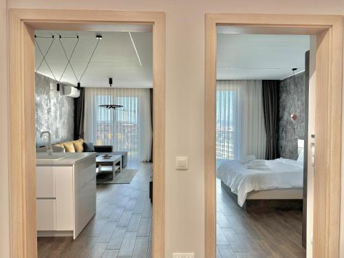 - une chambre et une salle de bains avec un lit et un lavabo dans l'établissement Stylish 1Bed Apartment for 4 guests in Sofia, à Sofia