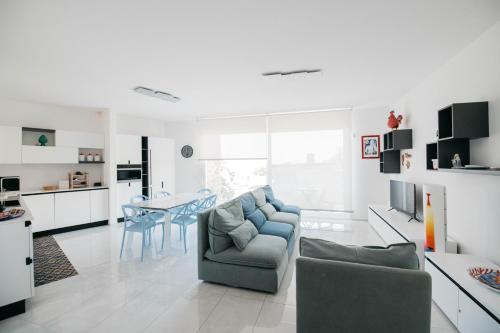 Μια τηλεόραση ή/και κέντρο ψυχαγωγίας στο Minerva Luxury Apartment & Tulipan Apartment by Taormina Holidays