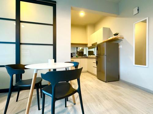Η κουζίνα ή μικρή κουζίνα στο Sunset Seaview Vacation Condos @ Jesselton Quay