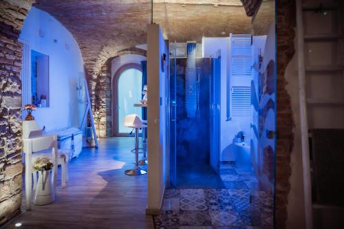 a bathroom with a glass shower in a room at VenuSuite VENOSA - Luxury House, Spa & Relax - in Venosa