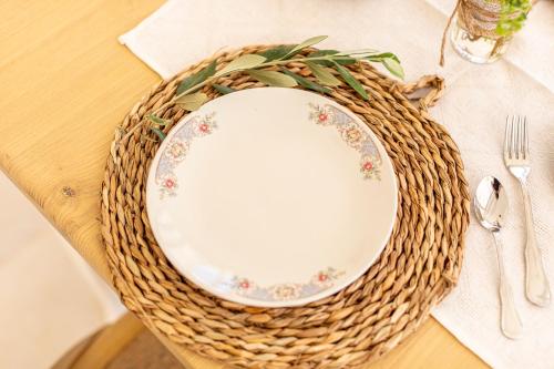 a basket with a plate on top of a table at Le Chiese Azienda Bio Agri Turistica in San Pietro in Lama