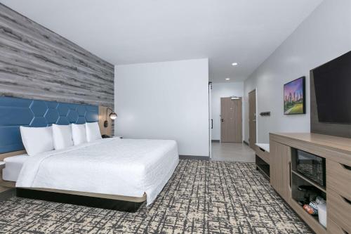a hotel room with a bed and a flat screen tv at Hampton Inn & Suites by Hilton Shenandoah The Woodlands in The Woodlands