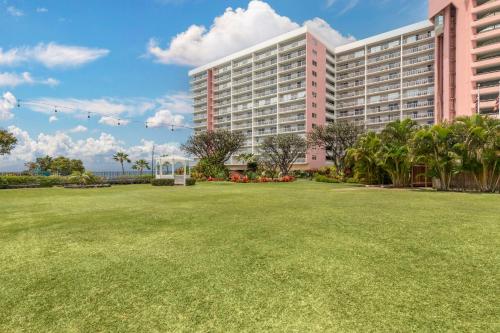 a large lawn in front of a large building at Hilton Vacation Club Ka'anapali Beach Maui in Kaanapali