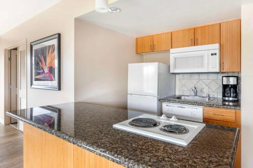 a kitchen with a white stove and a microwave at Hilton Vacation Club Ka'anapali Beach Maui in Kaanapali