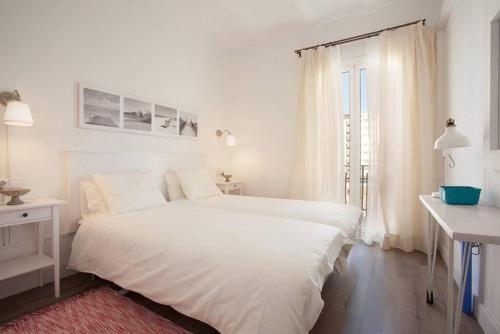 A bed or beds in a room at Apt In 22 Close To The Beach
