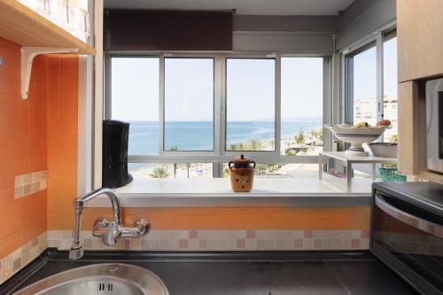 eine Küche mit einem Fenster mit Meerblick in der Unterkunft Impresionantes vistas al mar Torrox in Torrox