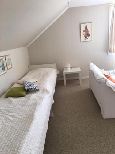 a bedroom with two twin beds and a table at Stora Skedvi in Stora Skedvi