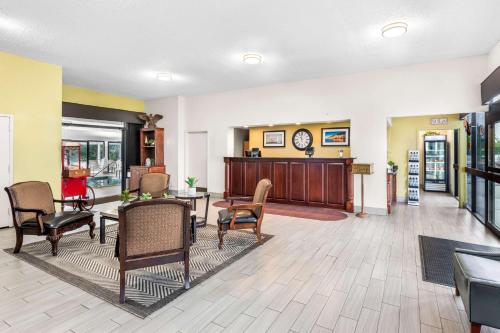 a lobby with a waiting area with chairs and a table at Best Western Kent Narrows Inn in Grasonville