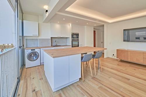 une cuisine avec un comptoir en bois dans une pièce dans l'établissement Spacieux T3 en front de mer, à Sainte-Maxime