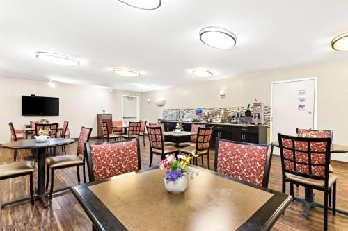 un ristorante con tavoli e sedie e un bar di Best Western Okmulgee a Okmulgee