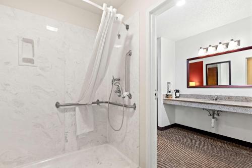 Koupelna v ubytování Best Western Okmulgee