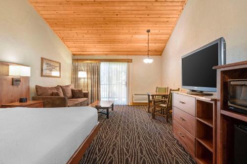 TV a/nebo společenská místnost v ubytování Best Western Ponderosa Lodge