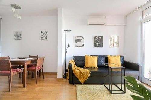 Relax In A Chic Apartment In Sants