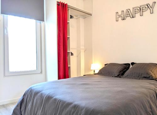 - une chambre dotée d'un lit et d'un panneau mural dans l'établissement Maison rénovée avec jardinet près Paris 5 minutes du métro, à Montreuil