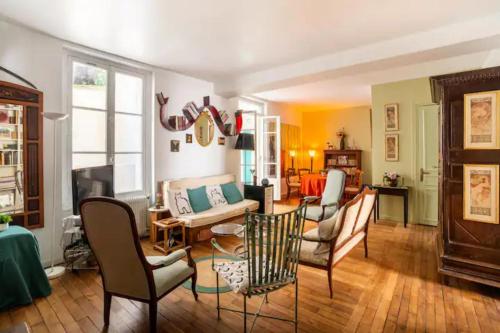 Vintage 2BD Apartment with Patio in Montmartre