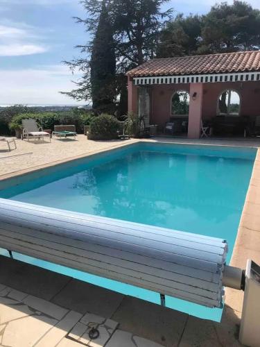Villa spacieuse à Agde avec piscine privée, idéale pour familles