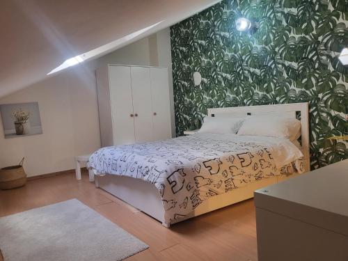 Un dormitorio con una cama y una pared verde. en CANTUCCIO nel Verde, en Avellino