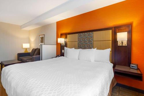 Ένα ή περισσότερα κρεβάτια σε δωμάτιο στο Best Western Plus Chateau Fort St. John