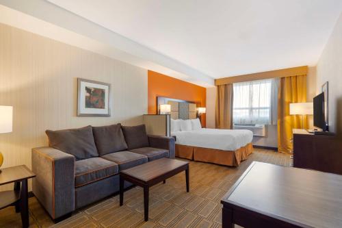Postel nebo postele na pokoji v ubytování Best Western Plus Chateau Fort St. John
