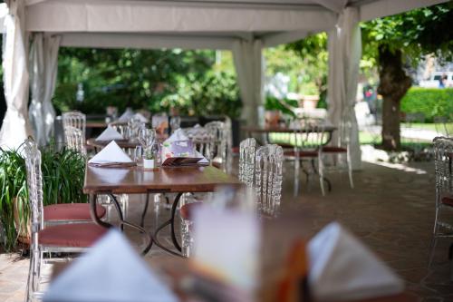 a group of tables and chairs sitting under a gazebo at Logis Hôtels - Hôtel Restaurant Domaine Les Falaises in Martel
