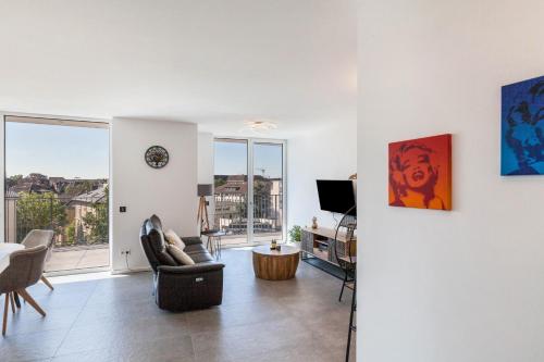 Una televisión o centro de entretenimiento en Modern, Cityview, Penthouse Yiwoo