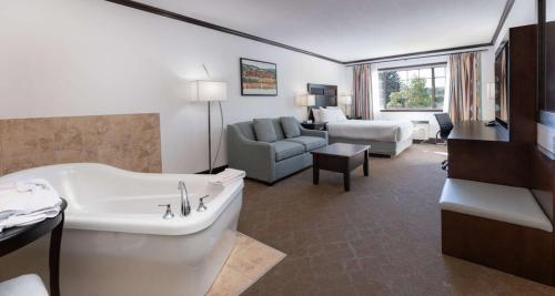 Posezení v ubytování Prestige Rocky Mountain Resort Cranbrook, WorldHotels Crafted